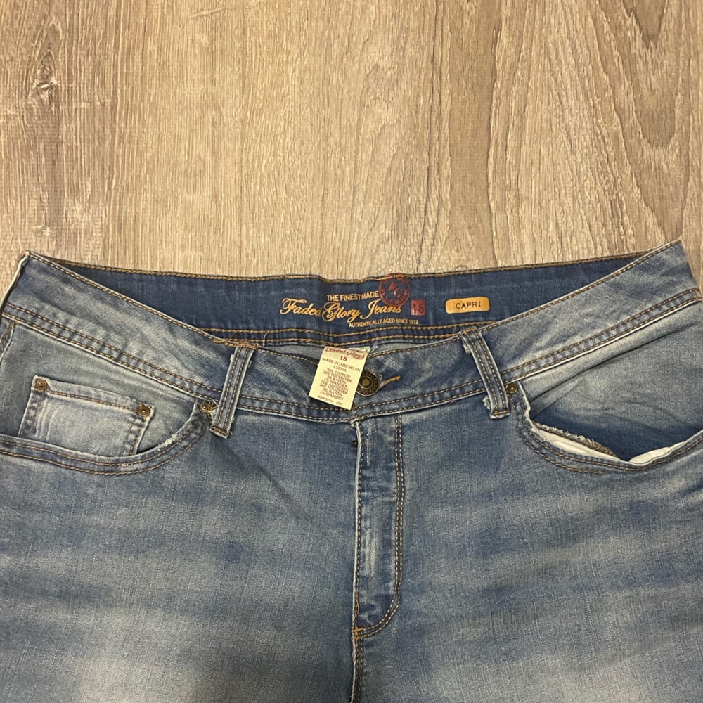 Faded Glory Denim Capri Pants Size 18 Medium Wash Relaxed Fit Cuffed Stretch - Picture 7 of 10